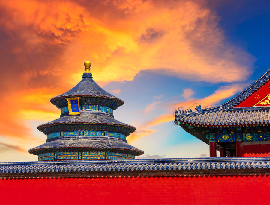 templo de china por la tarde con un cielo amarillo