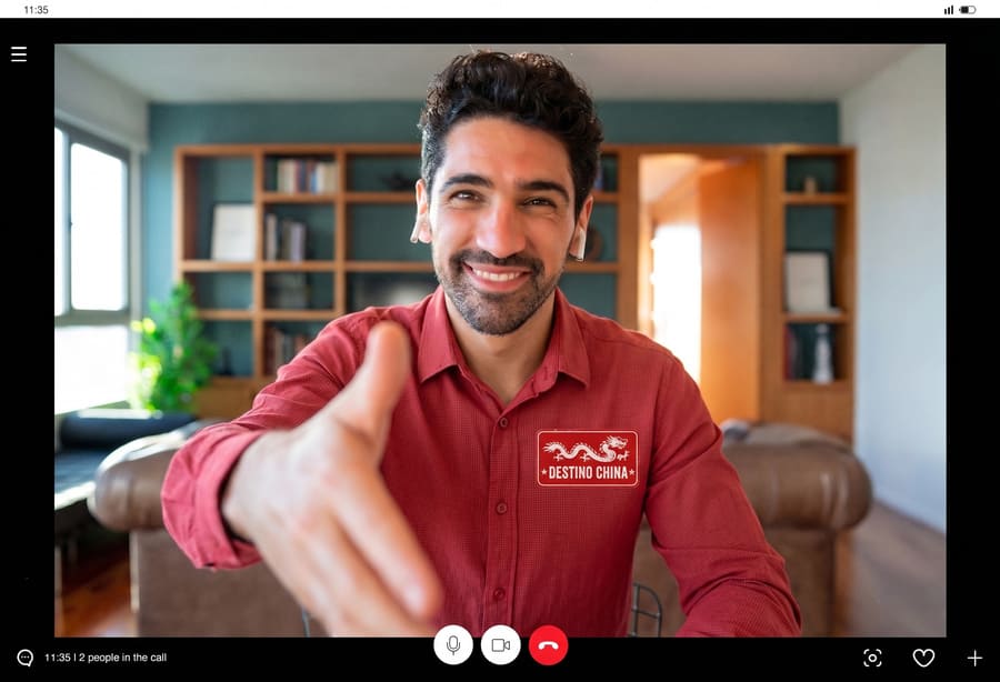 asesor de viajes con camisa roja