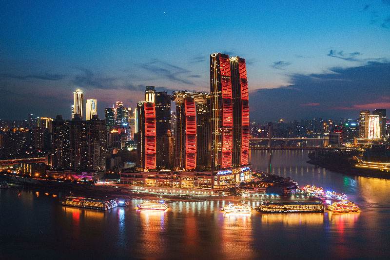edificios en chongqing lleno de luces en medio del mar