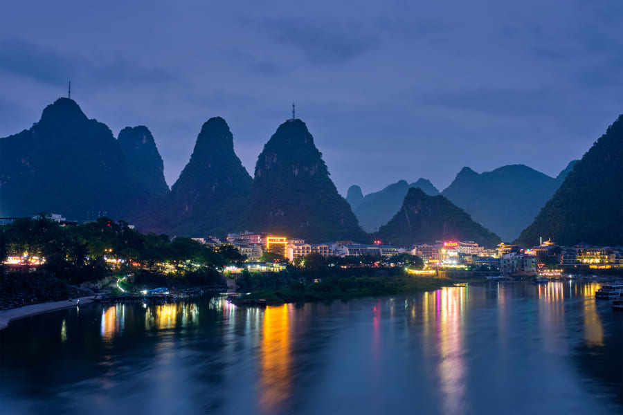 paisaje de yangshuo de noche