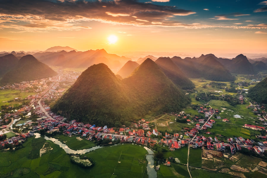 yangshuo, mostrando sus montañas y areas verdes